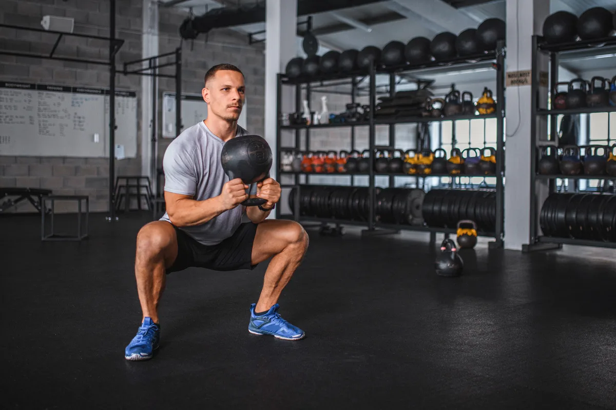 Para de fazer 47 exercícios diferentes no ginásio: só precisas de 4 para mudar o teu corpo