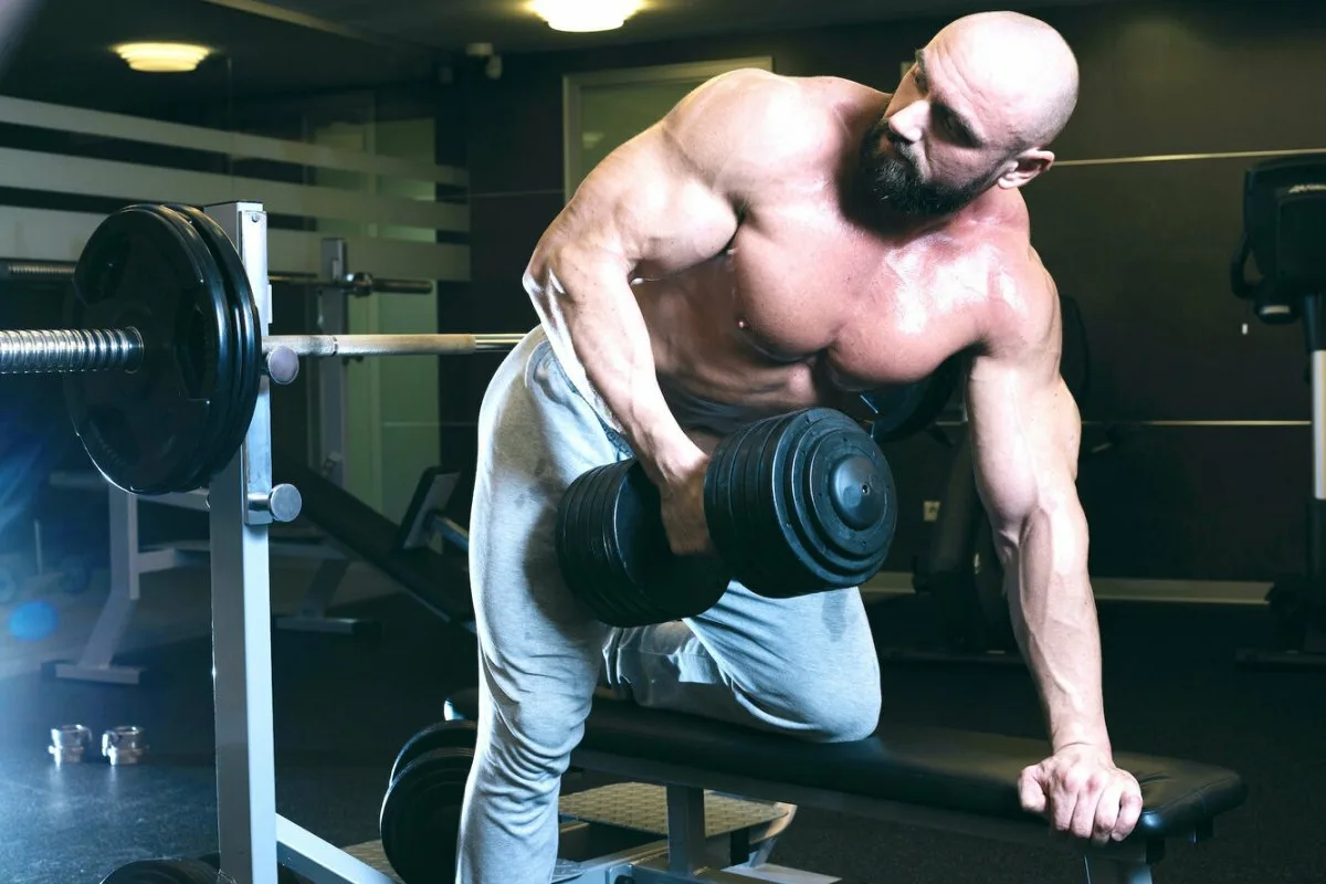 Para de fazer 47 exercícios diferentes no ginásio: só precisas de 4 para mudar o teu corpo