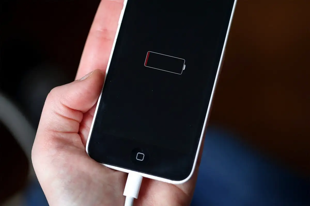 O ajuste oculto que drena a bateria do teu telemóvel sem que dês por isso
