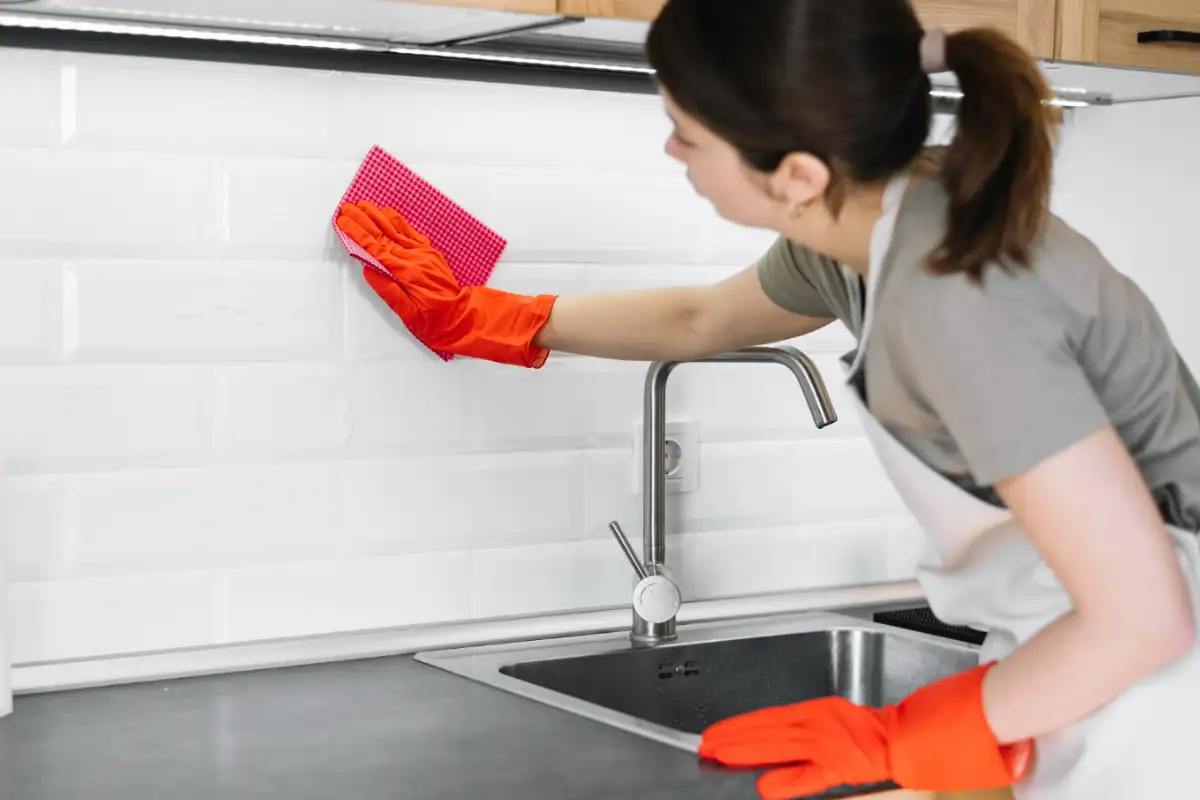 Truco caseiro para manter os azulejos da cozinha limpos e sem gotas de óleo