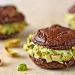 Receita de bolachas de chocolate tipo brownie com recheio de pistacho: irresistíveis e deliciosas