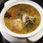 Caldo de esturjão caseiro: rico, aromático e perfeito para todos os dias