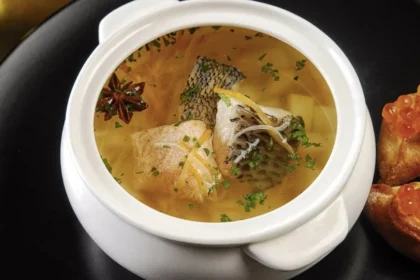 Caldo de esturjão caseiro: rico, aromático e perfeito para todos os dias