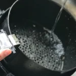 Truco de limpeza: como tirar a gordura incrustada na airfryer em poucos passos