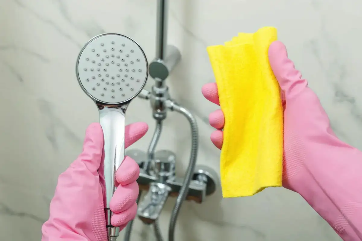 Como limpar a alcachofa do chuveiro com detergente da louça e vinagre: o truque que deixa o jato como novo