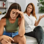 Por que é tão difícil comunicar com parentes mais velhos e o que fazer