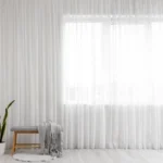 Cortinas que acortam a parede: o erro comum que encolhe qualquer divisão