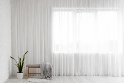 Cortinas que acortam a parede: o erro comum que encolhe qualquer divisão