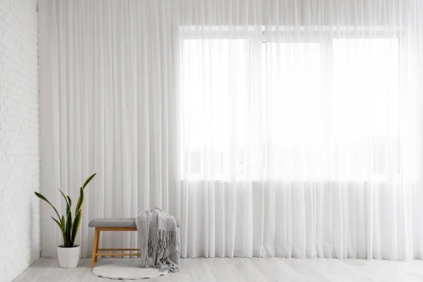 Cortinas que acortam a parede: o erro comum que encolhe qualquer divisão
