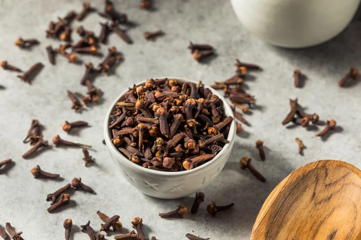 Guardar cravos-da-índia entre a roupa limpa: por que o recomendam e quais são os benefícios