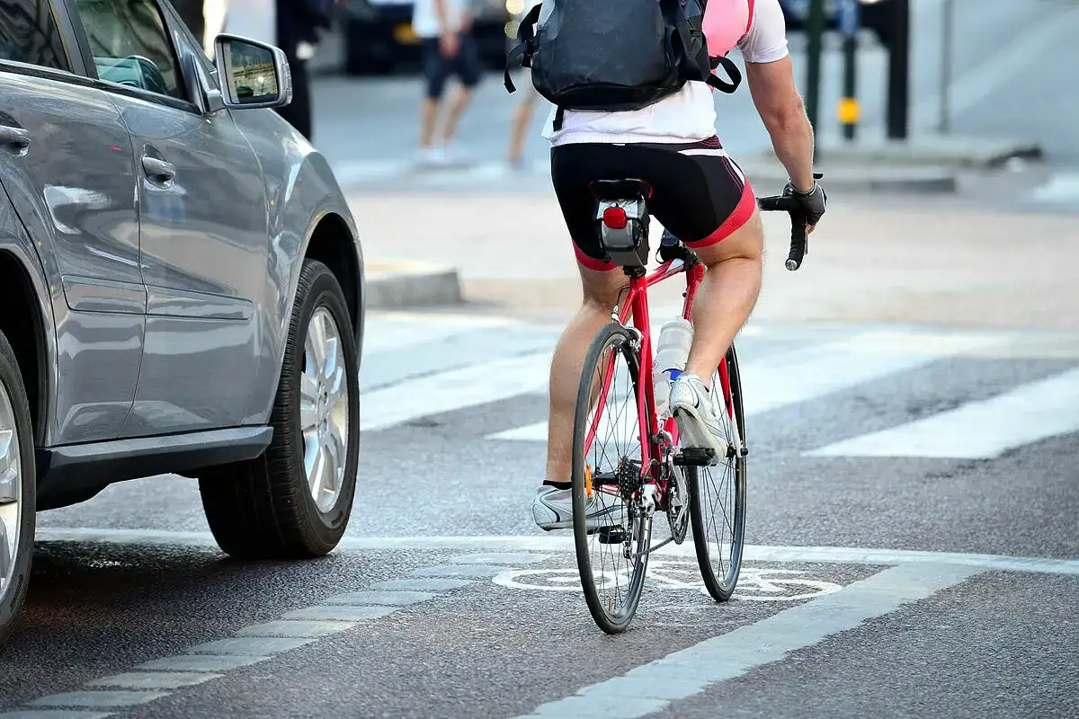Distância para ultrapassar ciclistas: A regra que salva vidas na estrada