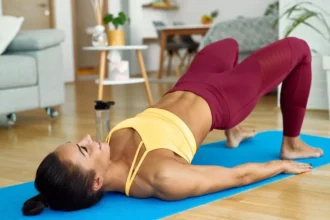 Nem agachamentos nem peso morto: os 4 exercícios que realmente fazem os glúteos crescer