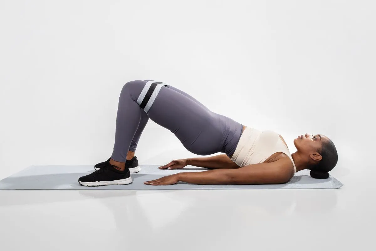 Nem agachamentos nem peso morto: os 4 exercícios que realmente fazem os glúteos crescer