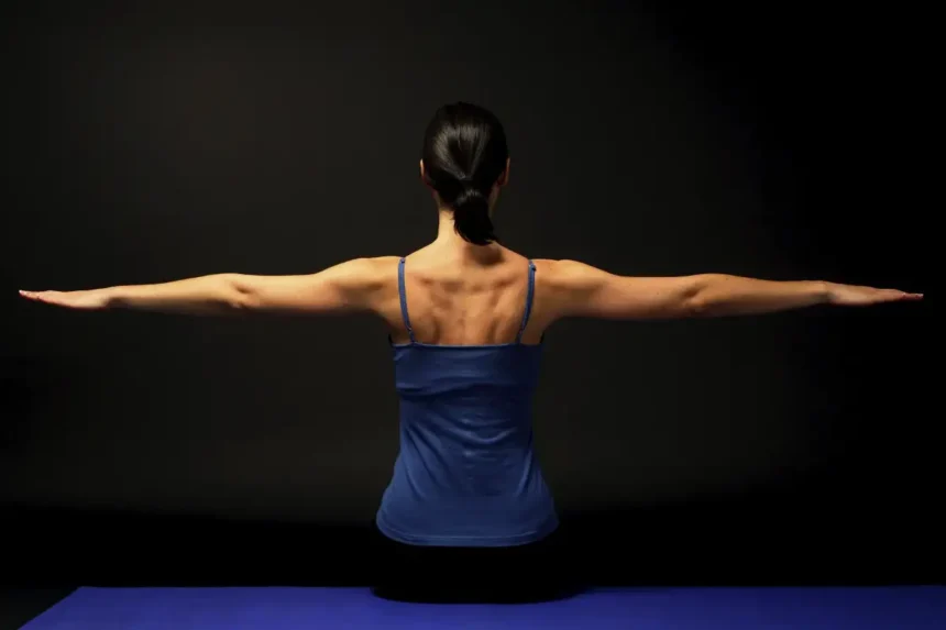 Sem ir ao ginásio: estes são os 3 exercícios que podes fazer em casa e que te ajudam a melhorar a postura