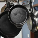 Como limpar ferro fundido com sal sem estragar a panela