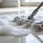 Limpar o piso com água tibia, vinagre e detergente: a mistura caseira que deixa o chão brilhante e sem esforço