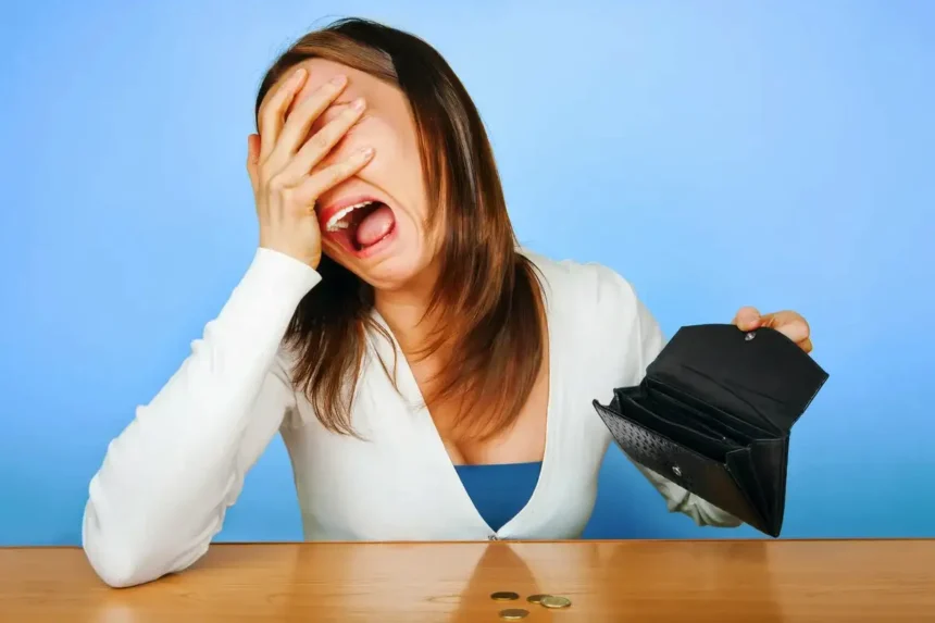 Por que é que nunca sobra dinheiro: 6 hábitos que estão a destruir as suas finanças