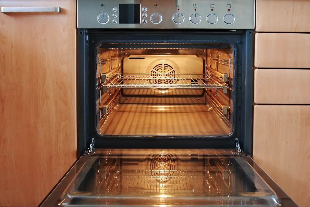 Para que serve cada altura do forno: aprende a usar corretamente as grades e evita erros comuns