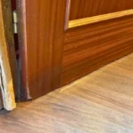 Porta de madeira inchada pela humidade: como resolver de forma simples e eficaz