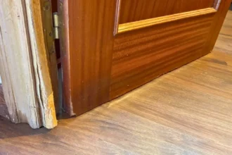 Porta de madeira inchada pela humidade: como resolver de forma simples e eficaz