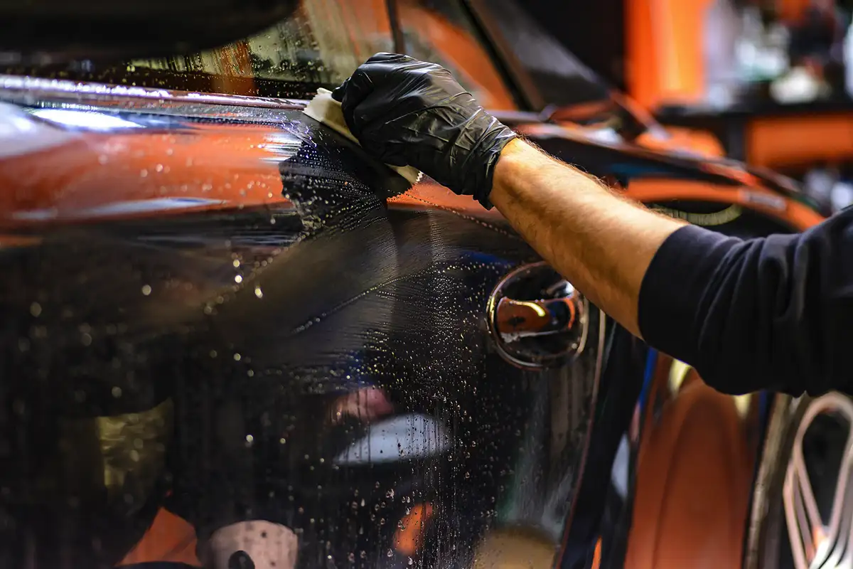 Quantas vezes devo lavar o carro? A frequência ideal depende da estação do ano