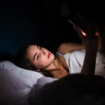 Um estudo revelou que scrollear constantemente nas redes gera um efeito indeseado