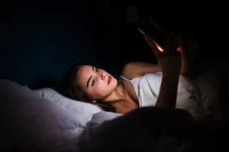 Um estudo revelou que scrollear constantemente nas redes gera um efeito indeseado