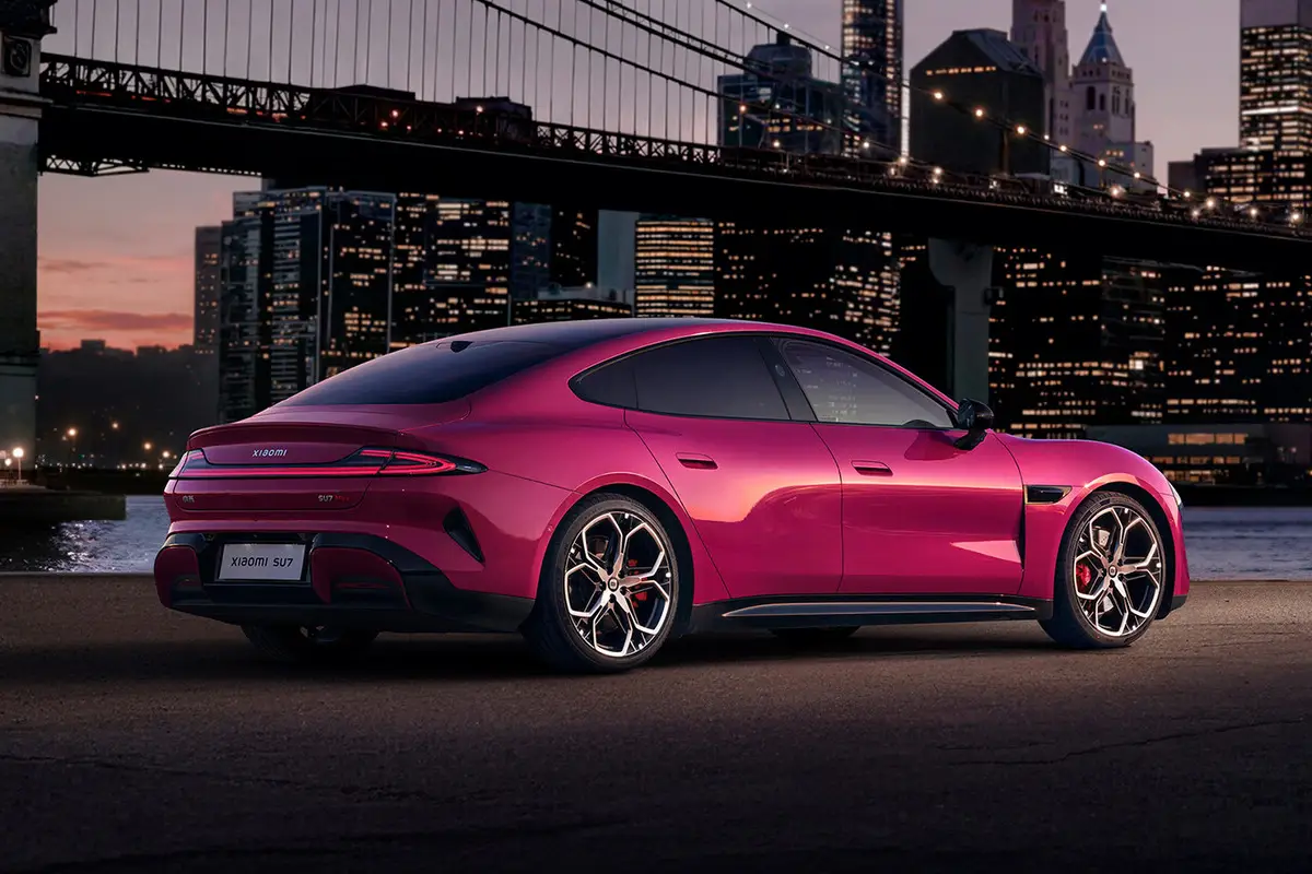 Xiaomi SU7 2026: 15 minutos para carregar e 900 km de autonomia — o que mudou em apenas dois anos