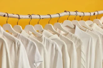 Brancura impecável: como lavar roupa branca e eliminar o tom amarelado