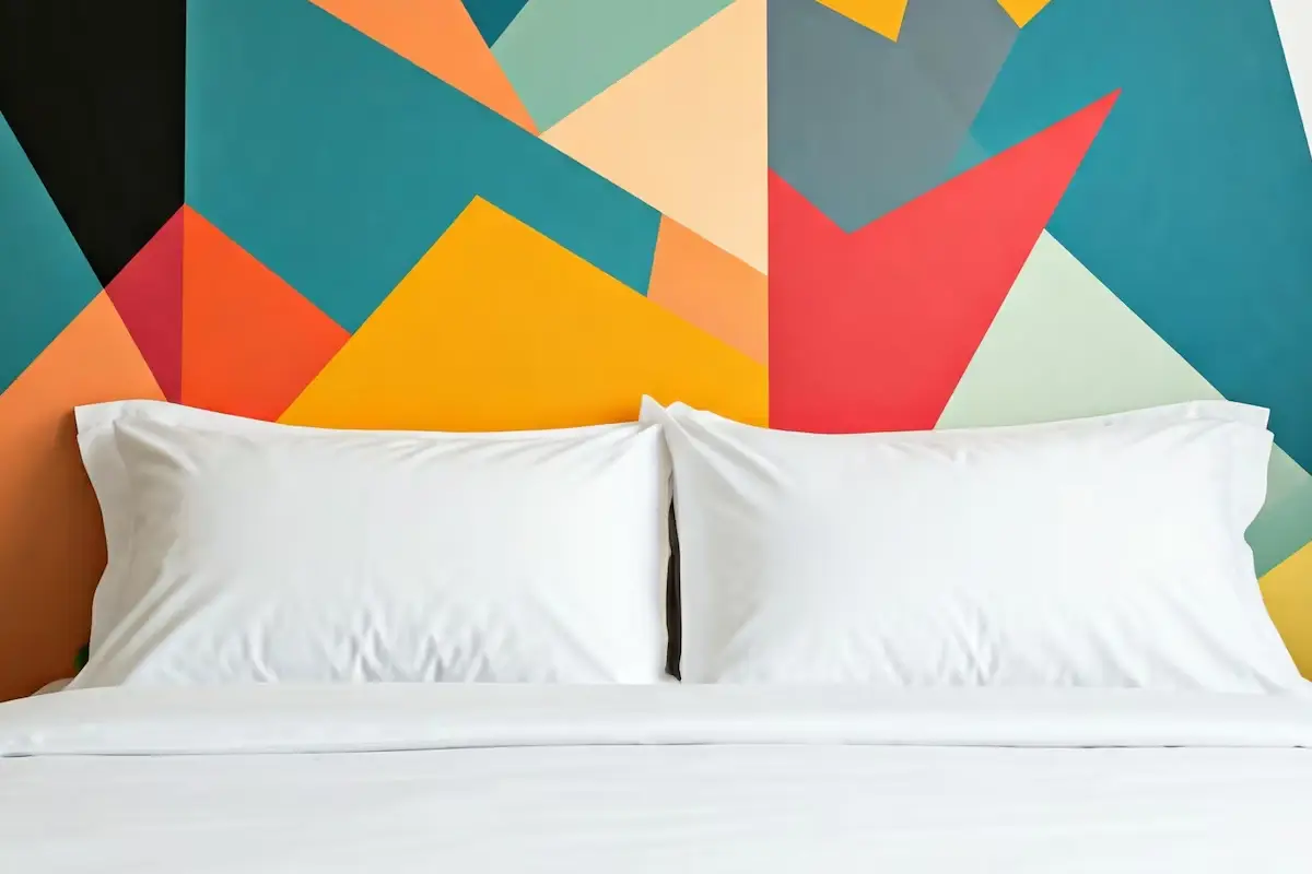 Adeus ao respaldo de cama convencional: as 4 tendências que transformam o quarto