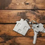 Remojar as chaves em vinagre: o truque simples que limpa e desinfeta as chaves da casa