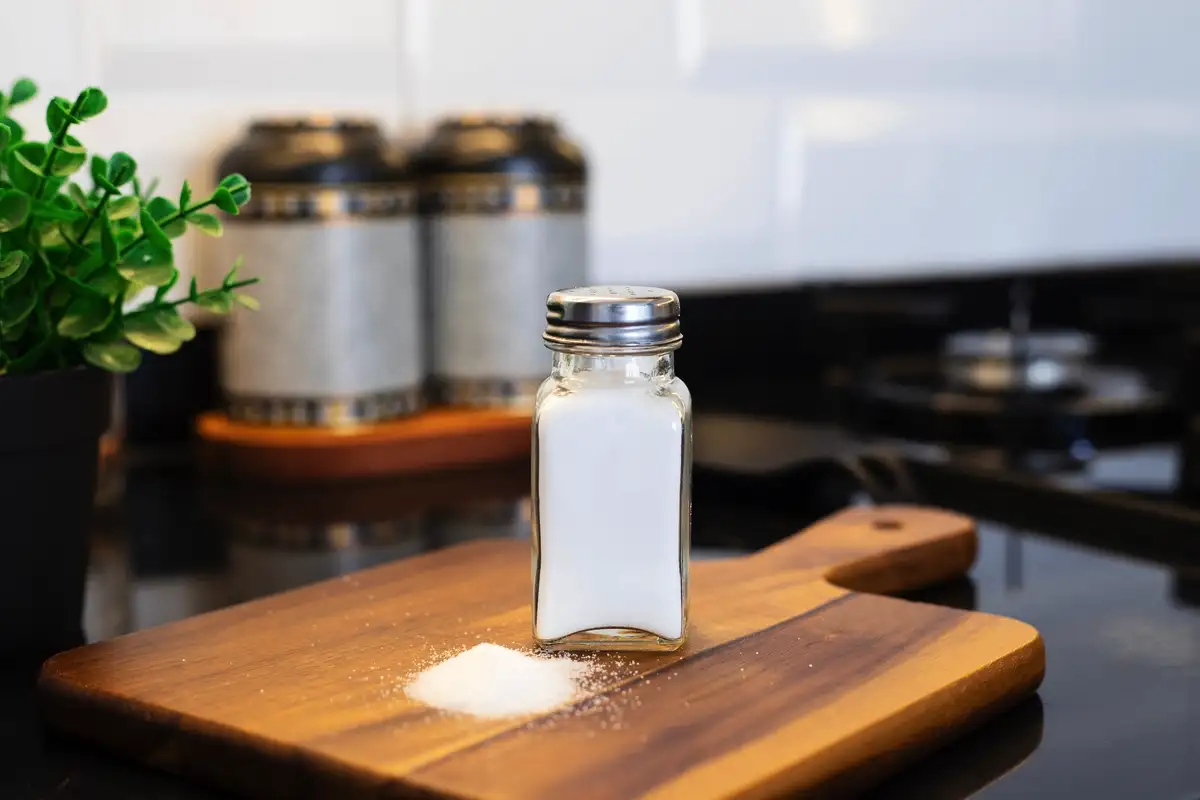 Por que colocar sal no frigorífico? O truque eficaz que elimina humidade e maus odores