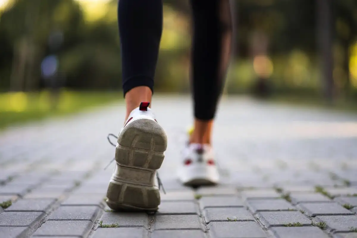 Como a caminhada rápida afeta a pressão arterial: cardiologistas dão resposta clara