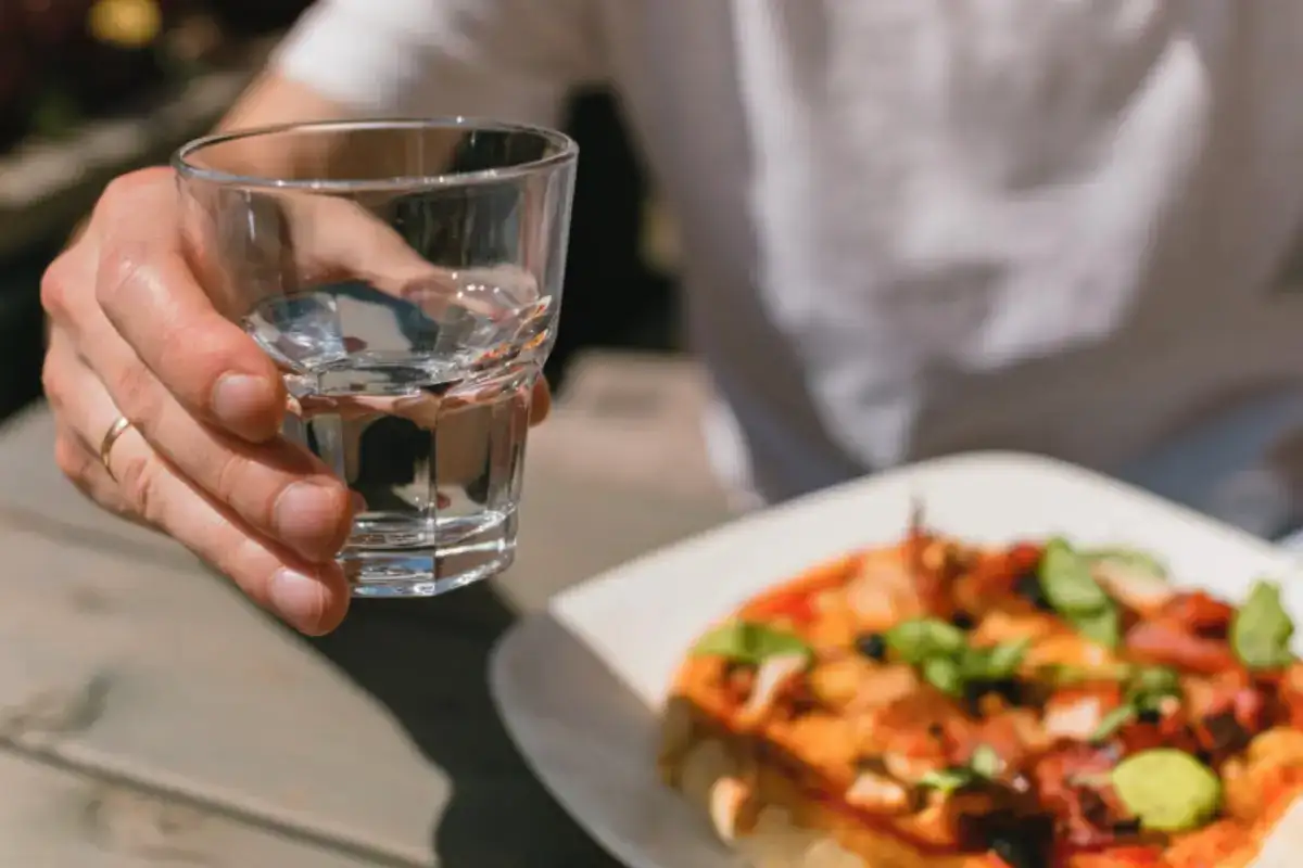 Pode beber água durante as refeições?