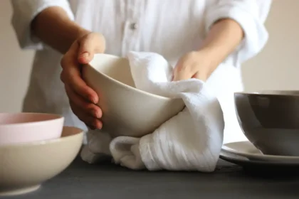 É preciso secar a louça depois de lavar?