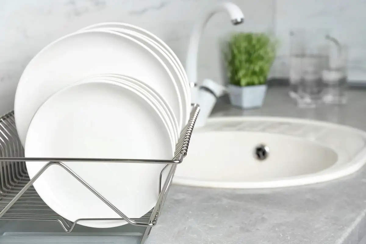 É preciso secar a louça depois de lavar?