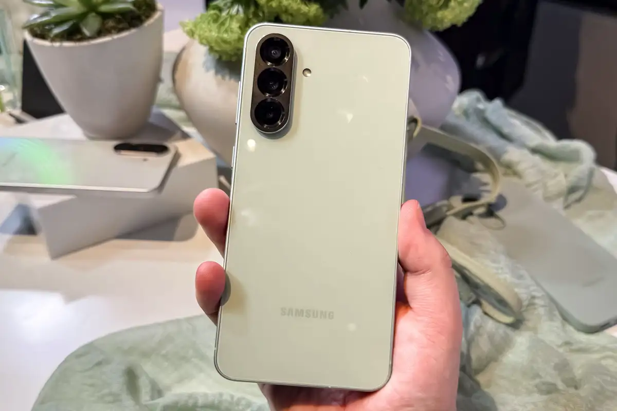 iPhone 17e, Pixel 10a ou Galaxy A56: qual é o melhor smartphone barato?